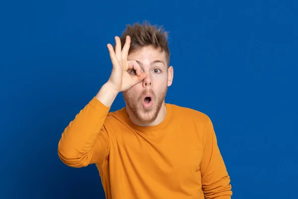 Jovem Atraente Com Uma Camiseta Amarela Fundo Azul — Fotografia de Stock