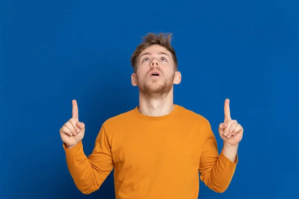 Attraktiver Junger Mann Mit Gelbem Shirt Auf Blauem Hintergrund — Stockfoto