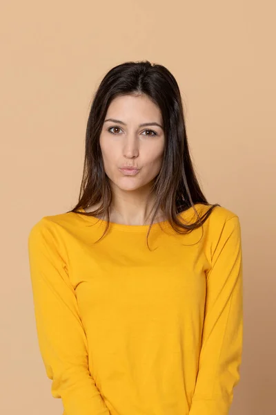 Attraente Ragazza Che Indossa Una Shirt Uno Sfondo Giallo — Foto Stock