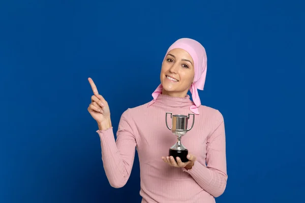 Giovane Donna Con Sciarpa Rosa Sulla Testa Sfondo Blu — Foto Stock