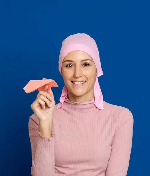 Giovane Donna Con Sciarpa Rosa Sulla Testa Sfondo Blu — Foto Stock