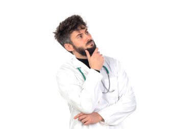 Beyaz arka planda izole edilmiş laboratuvar önlüğü giyen bir doktor.