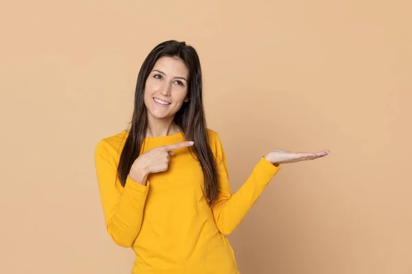 Rapariga Atraente Vestindo Uma Camiseta Fundo Amarelo — Fotografia de Stock