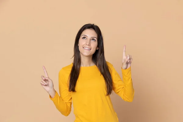 Atractiva Joven Con Una Camiseta Sobre Fondo Amarillo —  Fotos de Stock