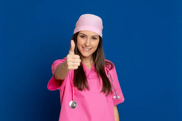 Jonge Arts Met Een Roze Uniform Een Blauwe Achtergrond — Stockfoto