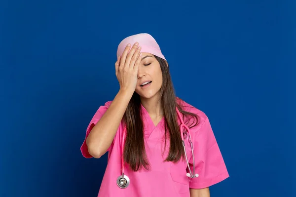 Jovem Médico Com Uniforme Rosa Fundo Azul — Fotografia de Stock