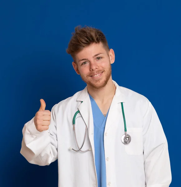 Doctor Vistiendo Una Bata Blanca Laboratorio Sobre Fondo Azul — Foto de Stock