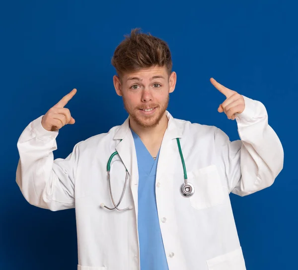 Doctor Vistiendo Una Bata Blanca Laboratorio Sobre Fondo Azul — Foto de Stock
