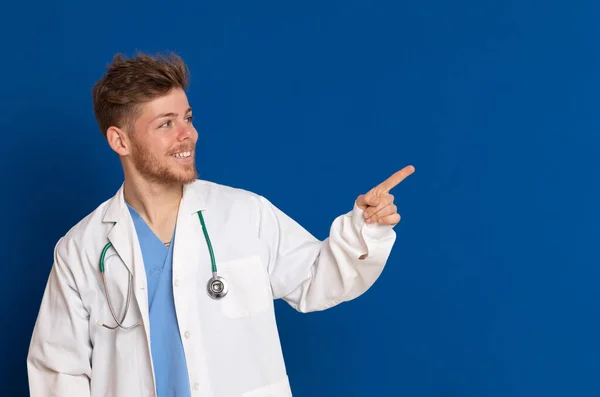 白い研究室のコートを着た医者が青い背景に — ストック写真