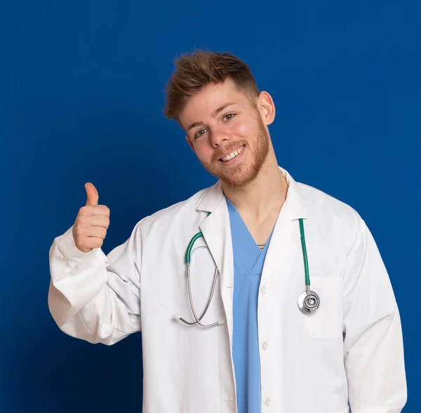 Doctor Vistiendo Una Bata Blanca Laboratorio Sobre Fondo Azul —  Fotos de Stock