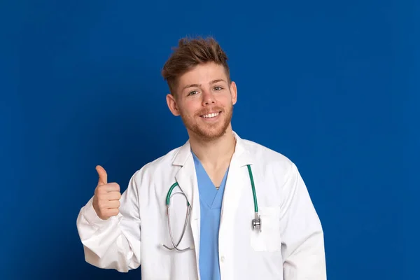 Doctor Vistiendo Una Bata Blanca Laboratorio Sobre Fondo Azul — Foto de Stock