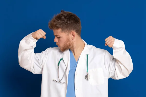 Doctor Vistiendo Una Bata Blanca Laboratorio Sobre Fondo Azul —  Fotos de Stock