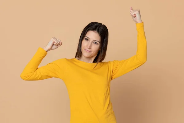 Rapariga Atraente Vestindo Uma Camiseta Fundo Amarelo — Fotografia de Stock
