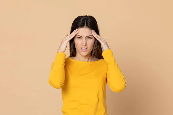 Rapariga Atraente Vestindo Uma Camiseta Fundo Amarelo — Fotografia de Stock