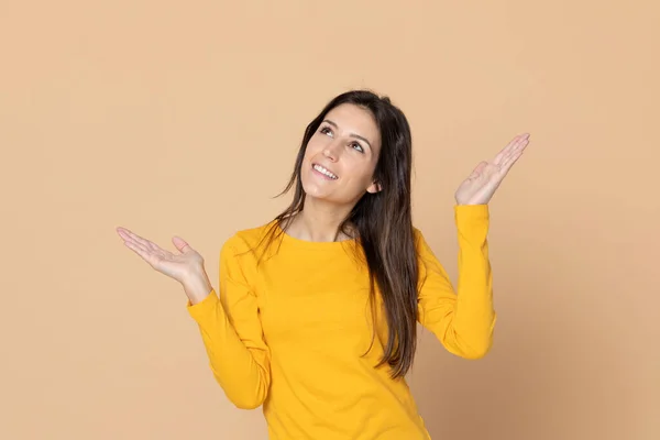 Rapariga Atraente Vestindo Uma Camiseta Fundo Amarelo — Fotografia de Stock