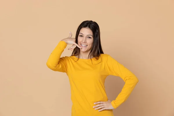 Aantrekkelijk Jong Meisje Met Een Shirt Een Gele Achtergrond — Stockfoto