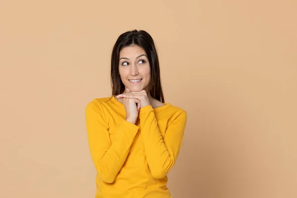 Rapariga Atraente Vestindo Uma Camiseta Fundo Amarelo — Fotografia de Stock