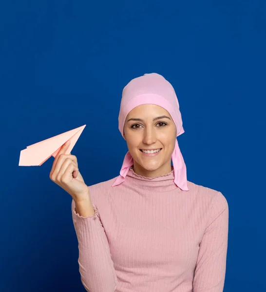 Mavi Arka Planda Pembe Atkısı Olan Genç Bir Kadın — Stok fotoğraf