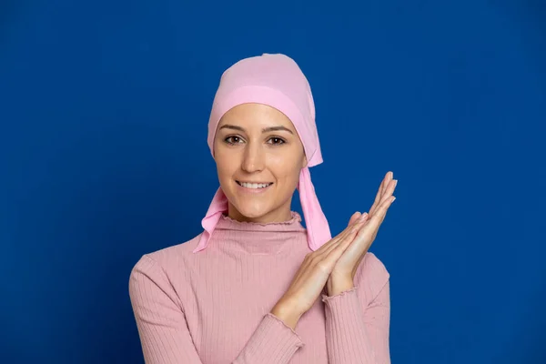 Jeune Femme Avec Écharpe Rose Sur Tête Sur Fond Bleu — Photo