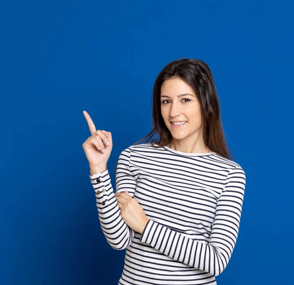 Atractiva Chica Morena Estudio Sobre Fondo Azul —  Fotos de Stock