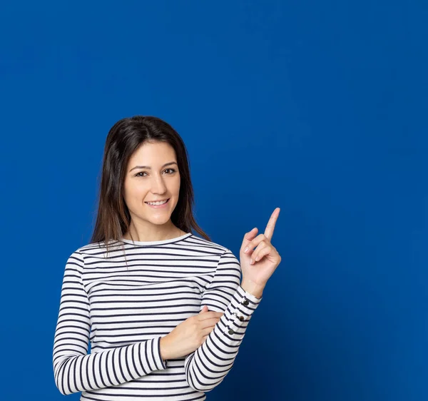 Aantrekkelijk Brunette Meisje Studio Een Blauwe Achtergrond — Stockfoto