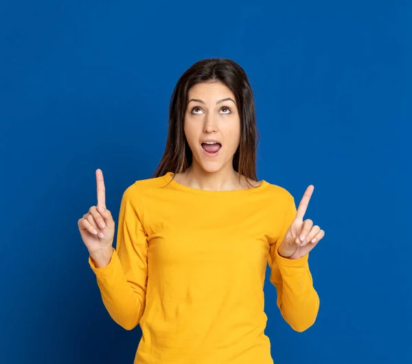 Aantrekkelijk Brunette Meisje Studio Een Blauwe Achtergrond — Stockfoto