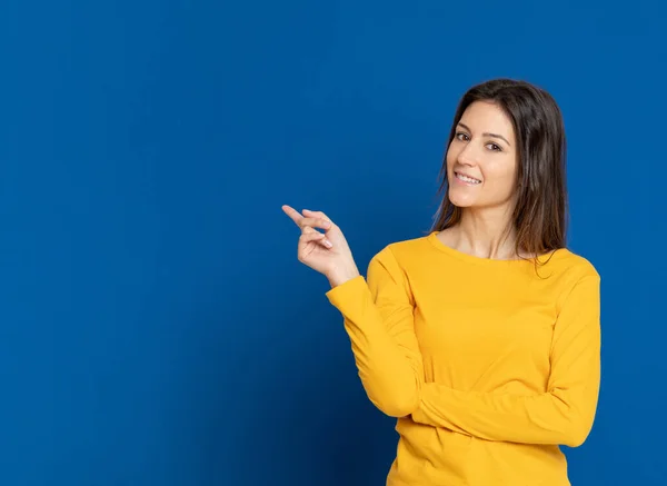 Atractiva Chica Morena Estudio Sobre Fondo Azul —  Fotos de Stock