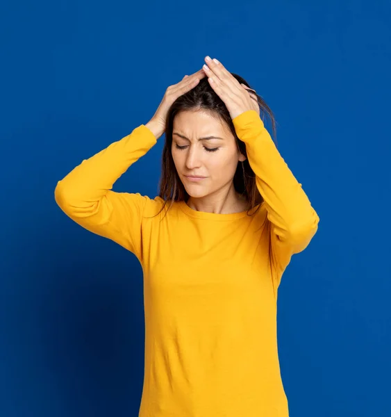 Menina Morena Atraente Estúdio Fundo Azul — Fotografia de Stock