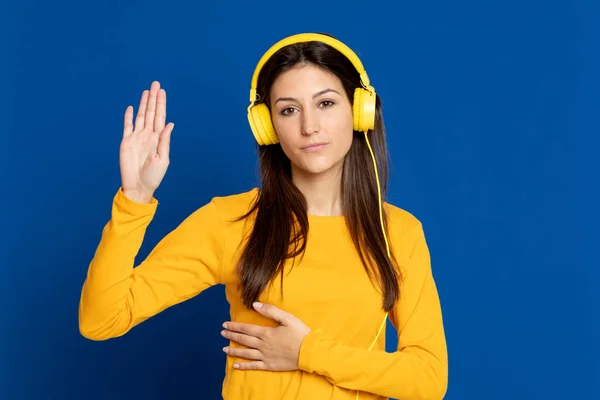 Brunette Girl Wearing Yellow Shirt Blue Background — Stock Photo, Image