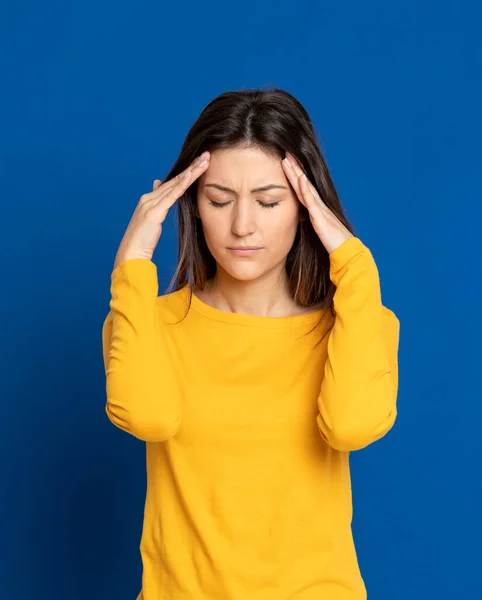 Aantrekkelijk Brunette Meisje Studio Een Blauwe Achtergrond — Stockfoto