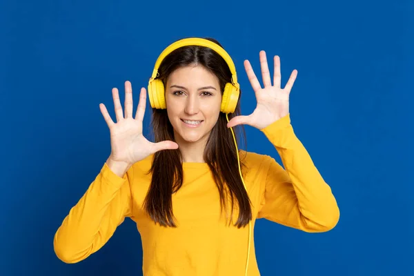 Menina Morena Vestindo Uma Camiseta Amarela Fundo Azul — Fotografia de Stock