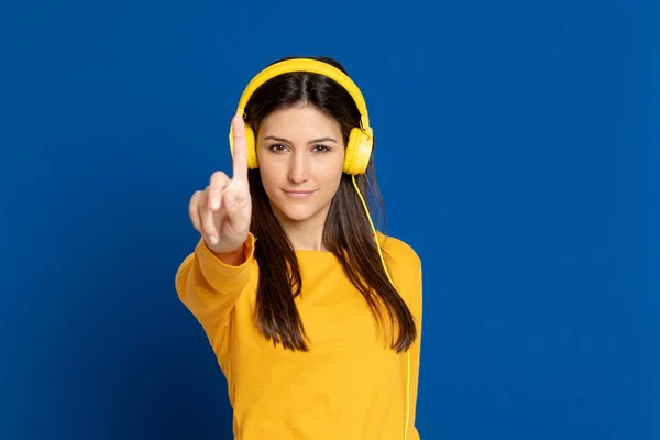 Menina Morena Vestindo Uma Camiseta Amarela Fundo Azul — Fotografia de Stock