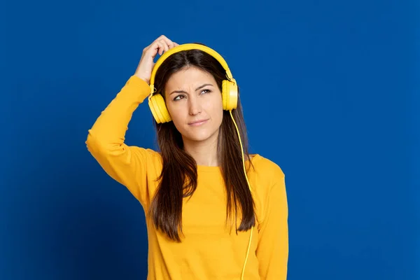 Brunette Fille Portant Shirt Jaune Sur Fond Bleu — Photo