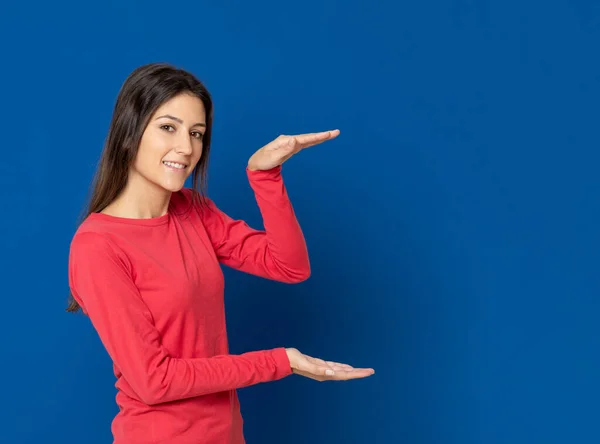 Atractiva Chica Morena Estudio Sobre Fondo Azul — Foto de Stock