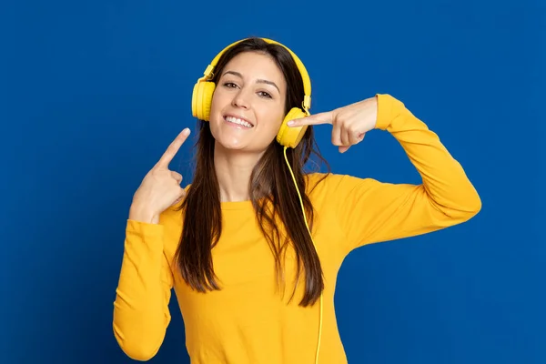 Chica Morena Con Una Camiseta Amarilla Sobre Fondo Azul — Foto de Stock