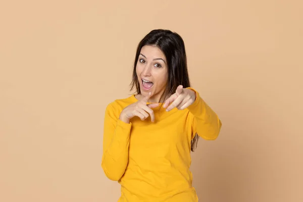 Rapariga Atraente Vestindo Uma Camiseta Fundo Amarelo — Fotografia de Stock