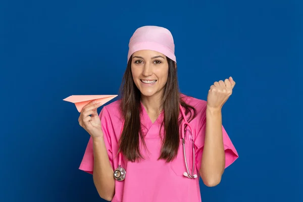 Médico Joven Con Uniforme Rosa Sobre Fondo Azul — Foto de Stock