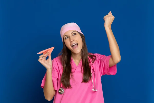 Ung Läkare Med Rosa Uniform Blå Bakgrund — Stockfoto