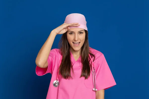 Giovane Medico Con Uniforme Rosa Sfondo Blu — Foto Stock