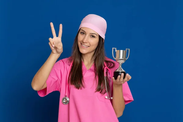 Jeune Médecin Avec Uniforme Rose Sur Fond Bleu — Photo