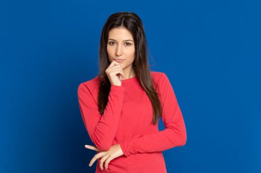 Stüdyoda mavi arka planda çekici esmer kız.