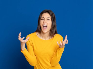 Stüdyoda mavi arka planda çekici esmer kız.