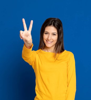 Stüdyoda mavi arka planda çekici esmer kız.