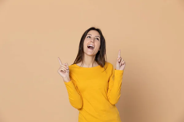 Rapariga Atraente Vestindo Uma Camiseta Fundo Amarelo — Fotografia de Stock