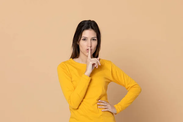 Atractiva Joven Con Una Camiseta Sobre Fondo Amarillo — Foto de Stock