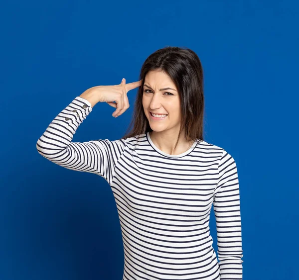 Brunette Jeune Femme Portant Shirt Rayé Sur Fond Bleu — Photo