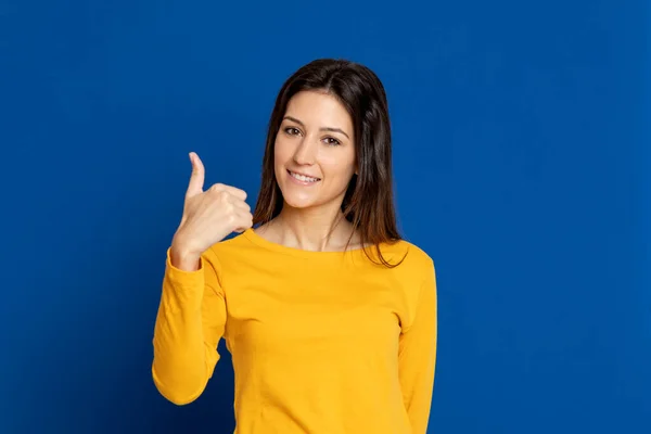 Menina Morena Vestindo Uma Camiseta Amarela Fundo Azul — Fotografia de Stock