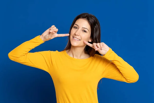 Menina Morena Vestindo Uma Camiseta Amarela Fundo Azul — Fotografia de Stock