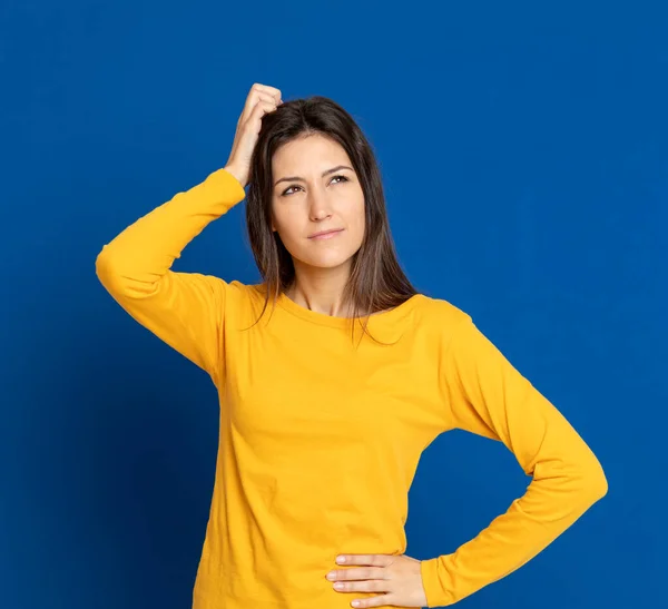 Aantrekkelijk Brunette Meisje Studio Een Blauwe Achtergrond — Stockfoto