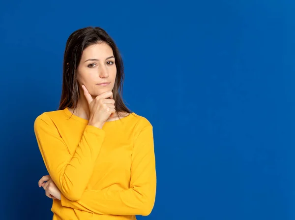 Menina Morena Atraente Estúdio Fundo Azul — Fotografia de Stock